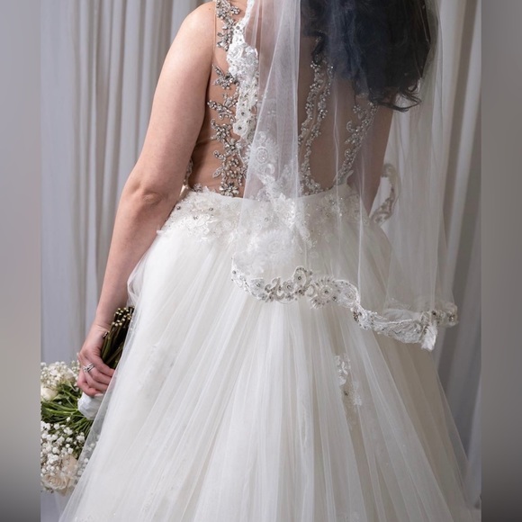 Swarovski Crystal diamond white wedding dress. - Picture 4 of 4